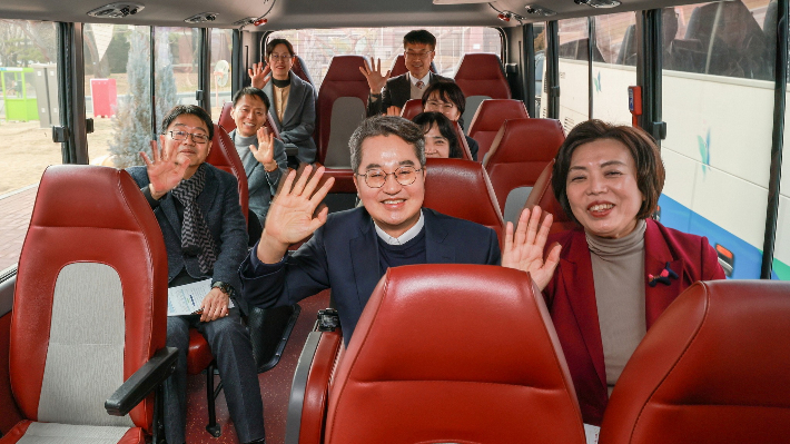김동연 경기도지사와 신계용 과천시장이 달달버스에서 함께하고 있는 모습. 신 시장 페이스북 캡처