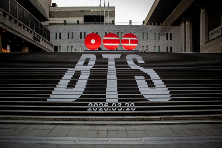 그룹 방탄소년단의 정규 5집 제목은 '아리랑'이다. 사진은 서울 종로구 세종문화회관 계단 래핑 모습. 빅히트 뮤직 제공