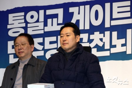 국민의힘 장동혁 대표가 16일 서울 여의도 국회 로텐더홀에서 통일교 및 공천뇌물 특검 수용을 촉구하며 단식 농성을 이어가고 있다.