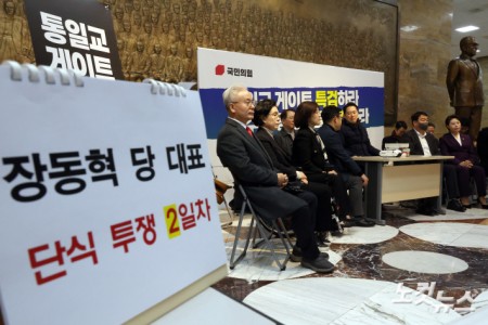 국민의힘 장동혁 대표가 16일 서울 여의도 국회 로텐더홀에서 통일교 및 공천뇌물 특검 수용을 촉구하며 단식 농성을 이어가고 있다.