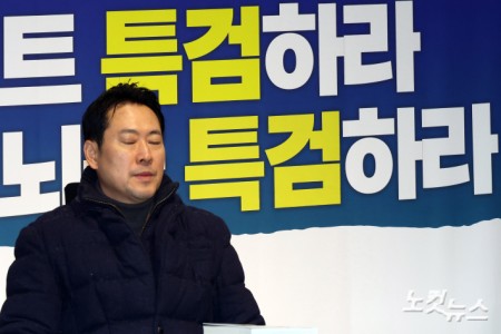 국민의힘 장동혁 대표가 16일 서울 여의도 국회 로텐더홀에서 통일교 및 공천뇌물 특검 수용을 촉구하며 단식 농성을 이어가고 있다.