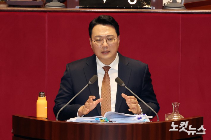 개혁신당 천하람 원내대표가 16일 서울 여의도 국회 본회의에서 윤석열·김건희에 의한 내란·외환 및 국정농단 행위의 진상규명을 위한 특별검사 임명 등에 관한 법률안에 대한 무제한 토론을 하고 있다.