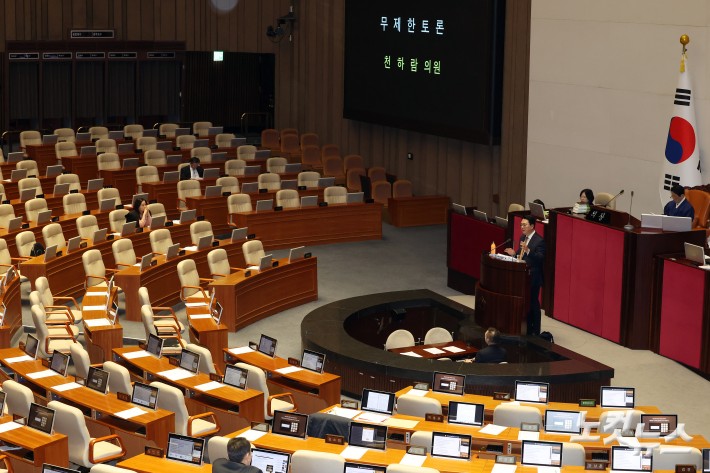 개혁신당 천하람 원내대표가 16일 서울 여의도 국회 본회의에서 윤석열·김건희에 의한 내란·외환 및 국정농단 행위의 진상규명을 위한 특별검사 임명 등에 관한 법률안에 대한 무제한 토론을 하고 있다.