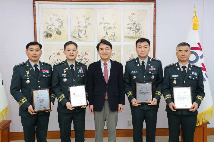 15일 김진태 강원도지사가  2025년도 '군의 우리도민운동' 우수부대와 자랑스러운 강원국방대상 수상자에 대한 표창패 수여식을 열었다. 강원도 제공   