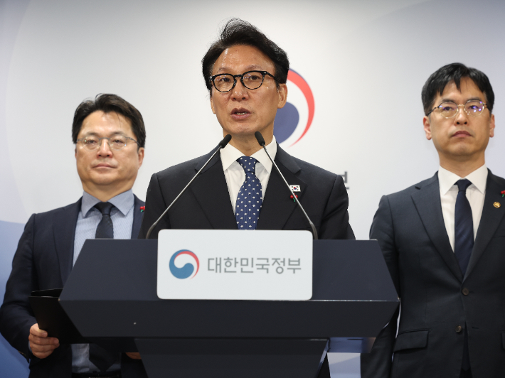 김민석 국무총리가 16일 서울 종로구 정부서울청사에서 행정통합 인센티브와 관련해 브리핑하고 있다. 연합뉴스