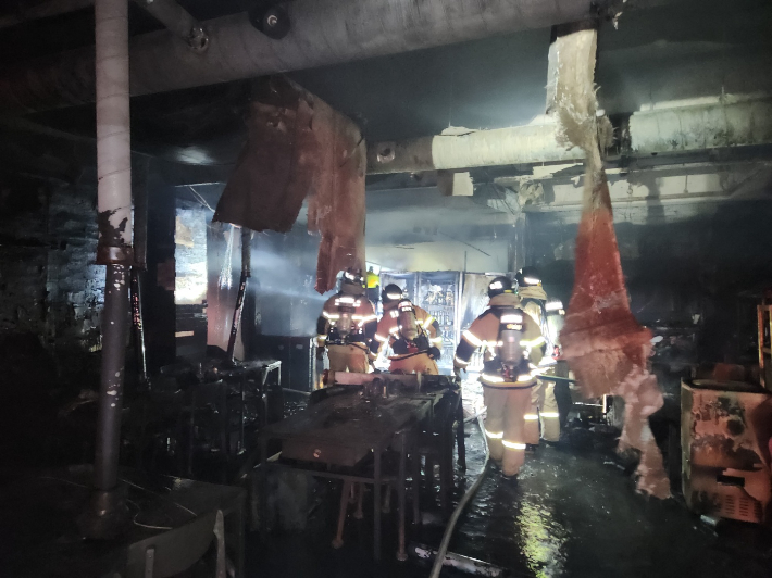 지난 15일 오후 11시19분쯤 서귀포시 남원읍 남원리의 한 음식점에서 발생한 화재. 제주소방안전본부 제공