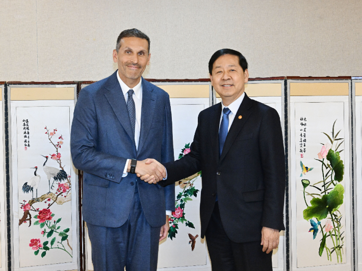 구윤철(오른쪽) 부총리 겸 재정경제부 장관은 15일 정부서울청사에서 칼둔 알 무바라크 아부다비 행정청장을 만나 양국 간 투자 협력을 강조하고 국내 기업의 진출 방안 등을 논의했다. 재정경제부 제공