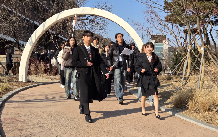 신입생 역량 강화 캠프 캠퍼스 투어. 동국대 와이즈캠퍼스 제공