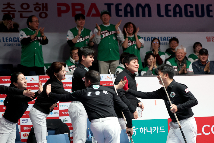 하나카드 선수들이 15일 크라운해태와 준PO에서 승리한 뒤 하이파이브하고 있다. PBA 