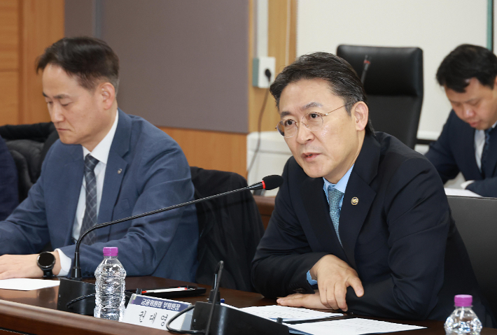 권대영 금융위원회 부위원장이 16일 오전 서울 종로구 정부서울청사에서 개최한 지배구조 선진화 TF 첫 회의에서 금감원·금융권·연구원·학계·법조계등과 금융권 지배구조의 공정성·투명성을 제고하기 위한 제도개선 방안 등에 대해 논의했다. 금융위 제공