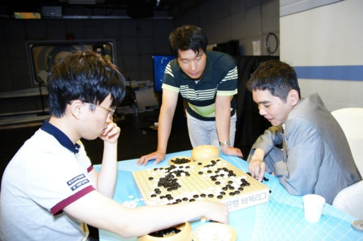 지난 2017년 신민준 9단(당시 6단)이 농심배 국내선발전 마지막 대국에서 이세돌 9단(사진 맨 오른쪽)과 대국을 벌인 후 복기하고 있다. 한국기원 제공