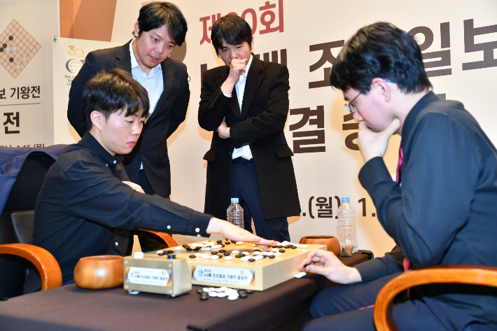 'LG배' 결승에서 승리한 제자 신민준 9단의 복기에 참여한 이세돌 교수(사진 오른쪽에서 두번째). 한국기원 제공