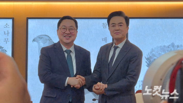 지난달 24일 충남도청에서 대전·충남 행정통합과 관련해 회동을 가진 이장우 대전시장(왼쪽)과 김태흠 충남지사. 김정남 기자