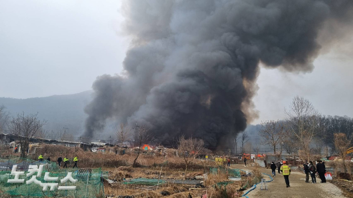 16일 오전 서울 강남구 개포동 구룡마을에서 화재가 발생해 소방당국이 진화 작업 중이다. 김지은 기자