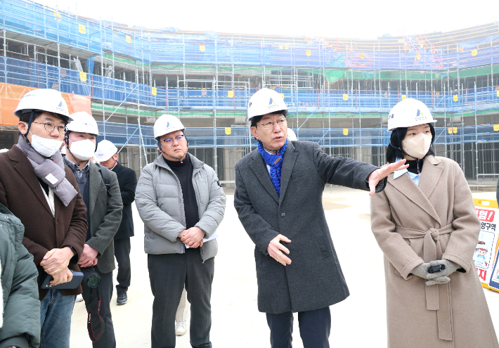 우범기 전주시장(오른쪽에서 두번째)이 16일 전주 복합스포츠타운 조성 현장을 점검하고 있다. 전주시 제공