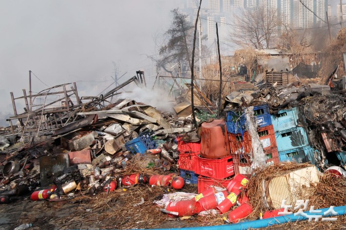 널부러진 소화기들
