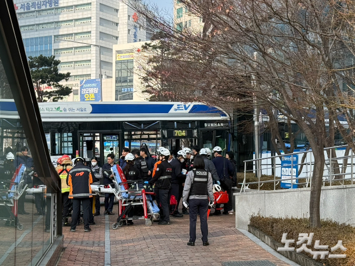 16일 오후 1시 27분쯤 서울 서대문구 서대문역사거리에서 시내버스가 인도를 향해 돌진해 13명이 다치는 사고가 발생했다. 김태헌 기자