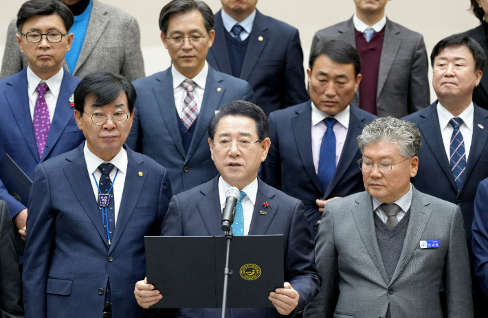 김영록 전라남도지사를 비롯한 전남시장군수협의회장이 16일 도청 왕인실에서 열린 '26년 도-시-군 상생협력 간담회'에서 광주·전남 행정통합 추진에 대한 환영 성명서를 발표하고 있다. 전라남도 제공 