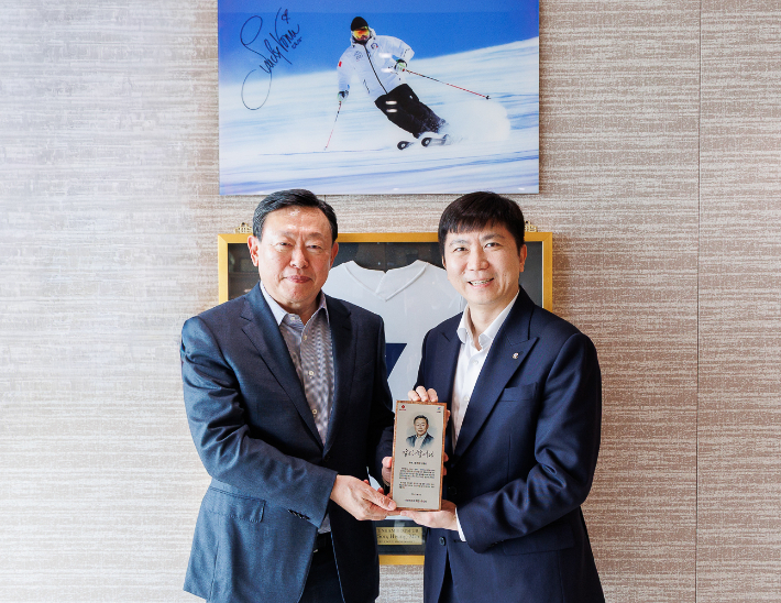 롯데그룹 신동빈 회장(사진 왼쪽)이 대한체육회 유승민 회장으로부터 감사패를 받은 후 함께 기념 촬영을 하고있다. 대한체육회 제공