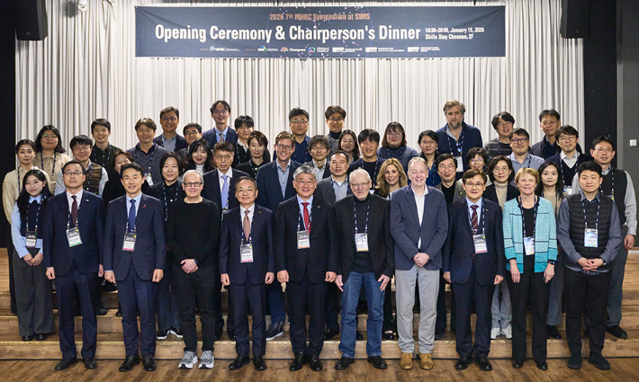 제7회 대사질환조직 항상성 연구센터 국제심포지엄 개회식에서 참석자들이 기념촬영을 하고 있다. 순천향대 제공