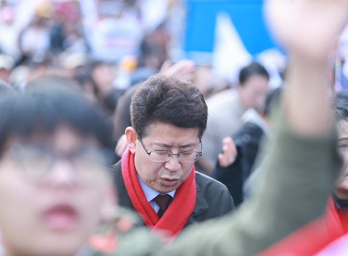 세이브 코리아 집회에서 기도 중인 최기식 위원장 모습. 페이스북 캡처