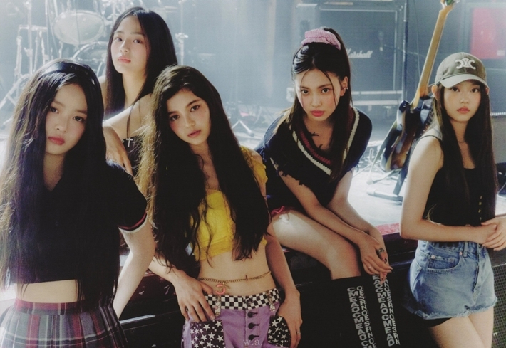 그룹 뉴진스. 사진 가운데가 다니엘. 어도어 제공