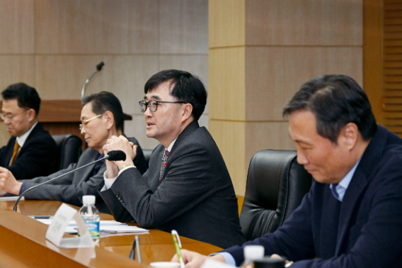 기획예산처는 16일 오후 2시 서울 한국무역보험공사에서 임기근(오른쪽 두 번째) 기획처 장관 직무대행 차관 등이 참석한 중장기 국가발전전략 수립을 위한 전문가 정책 간담회를 열고 '인구구조 변화 대응 방안'에 대해 논의했다고 밝혔다. 기획예산처 제공