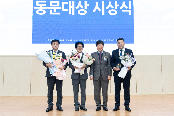 정강선 전북체육회장(왼쪽에서 첫번째)이 지난 15일 2026 전북대학교 총동창회 신년교례회·동문대상 시상식에서 공로상을 수상했다. 전북체육회 제공