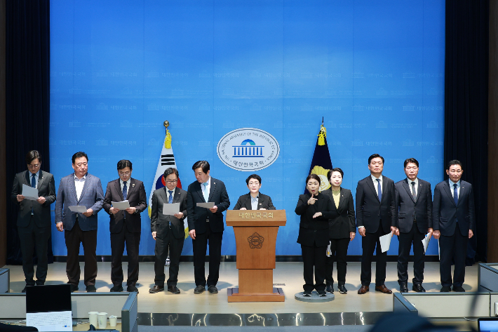 더불어민주당 대전·충남통합 및 충청발전특별위원회가 16일 국회에서 기자회견을 열고 정부의 시·도 행정통합 인센티브 발표에 대한 환영 입장을 밝혔다. 더불어민주당 대전시당 제공