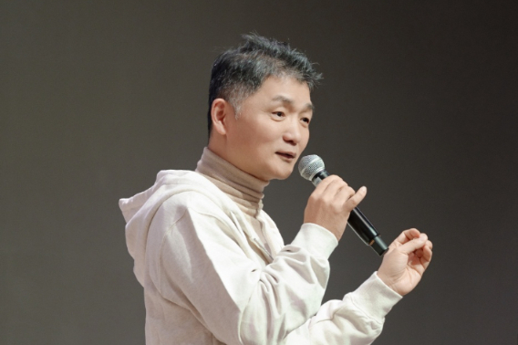 김범수 미래이니셔티브 센터장 신입 크루 현장 방문. 카카오 제공