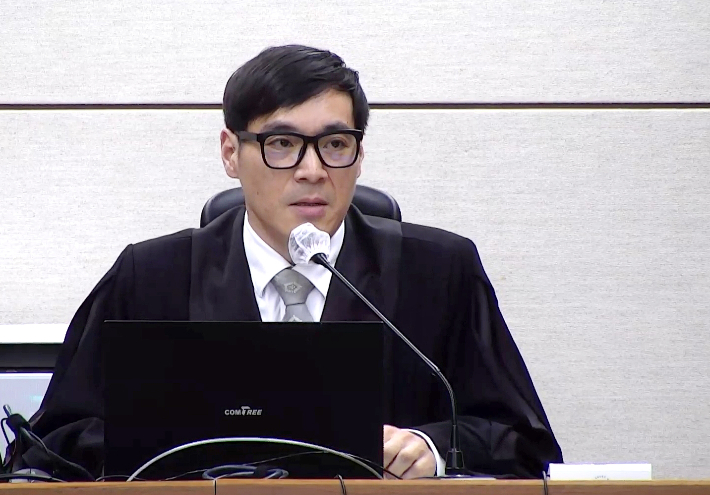 서울중앙지법 형사합의35부 백대현 부장판사가 16일 서울 서초구 서울중앙지법에서 열린 윤석열 전 대통령에 대한 특수공무집행방해, 범인도피교사, 직권남용 권리행사방해 혐의 등 사건에 대한 1심 선고 공판에서 윤 대통령에게 징역 5년을 선고하고 있다. 서울중앙지법 제공