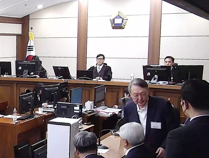 윤석열 전 대통령이 16일 서초구 서울중앙지방법원에서 열린 특수공무집행방해, 범인도피교사, 직권남용 권리행사방해 혐의 등 사건에 대한 1심 선고 공판에서 징역 5년을 선고받은 뒤 법정을 나서고 있다. 서울중앙지법 제공