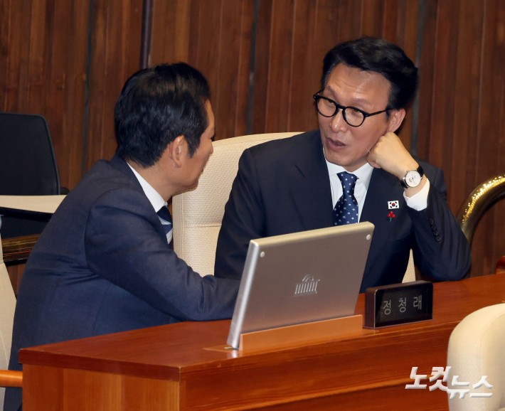 본회의장에 앉은 김민석 총리-정청래 대표