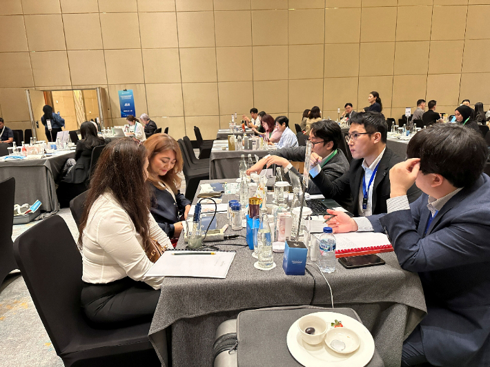 전라남도 관계자들이 2024년에 인도네시아 대형 유통망 입점 사절단을 대상으로 현지 판촉전에 나서고 있다. 전라남도 제공