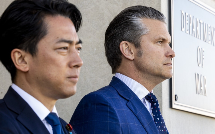 피트 헤그세스 미국 국방부 장관(오른쪽)과 고이즈미 신지로 일본 방위상이 15일(현지시간) 미국 워싱턴DC 국방부에서 만나 환영 행사를 지켜보고 있다. 연합뉴스