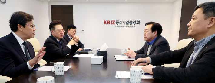 노연홍(왼쪽) 한국제약바이오협회장과 김기문(오른쪽에서 두 번째) 중기중앙회장. 한국제약바이오협회 제공