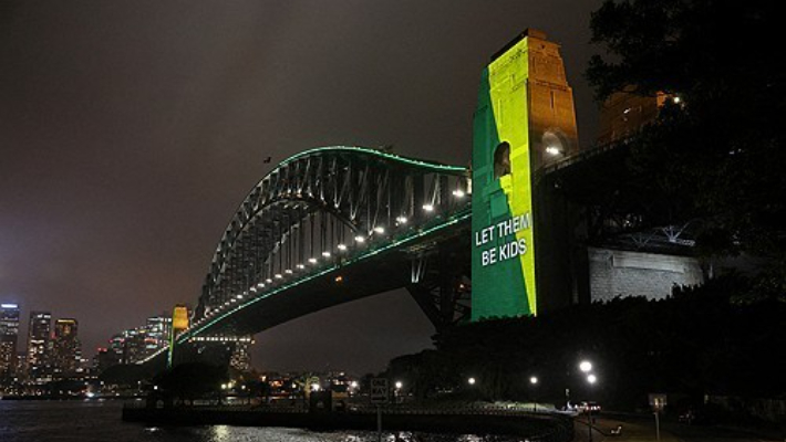 16세 미만 SNS 이용 차단 조치 시행 첫날인 지난달 10일 호주 하버브리지 쓰여진 'Let them be kids' 문구. 연합뉴스