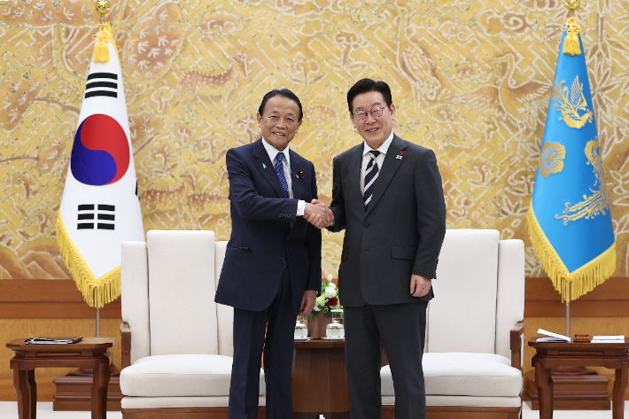 李대통령, 아소 전 日총리 접견 "정치인 간 교류도 중요"