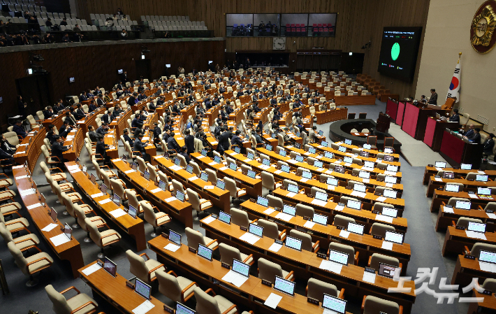 '윤석열·김건희에 의한 내란·외환 및 국정 농단 행위의 진상 규명을 위한 특검법(2차 종합특검법)'이 16일 여당 주도로 국회 본회의를 통과되고 있다. 황진환 기자
