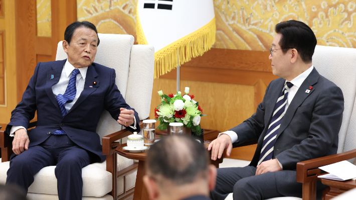 이재명 대통령이 16일 청와대에서 아소 다로 전 일본 총리를 접견하고 있다. 연합뉴스