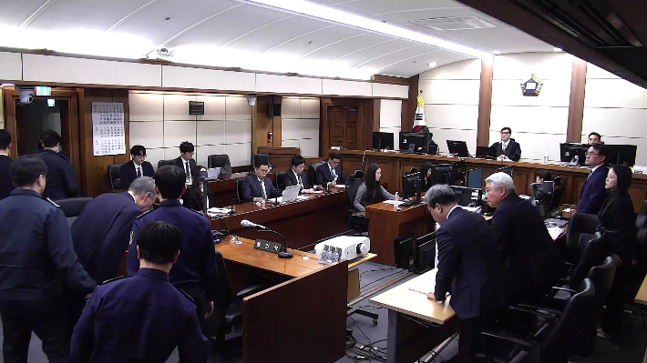 윤석열 전 대통령이 16일 서초구 서울중앙지방법원에서 열린 특수공무집행방해, 범인도피교사, 직권남용 권리행사방해 혐의 등 사건에 대한 1심 선고 공판에서 징역 5년을 선고받은 뒤 법정을 나서며 백대현 부장판사 등 재판부를 향해 인사하고 있다. 서울중앙지법 제공