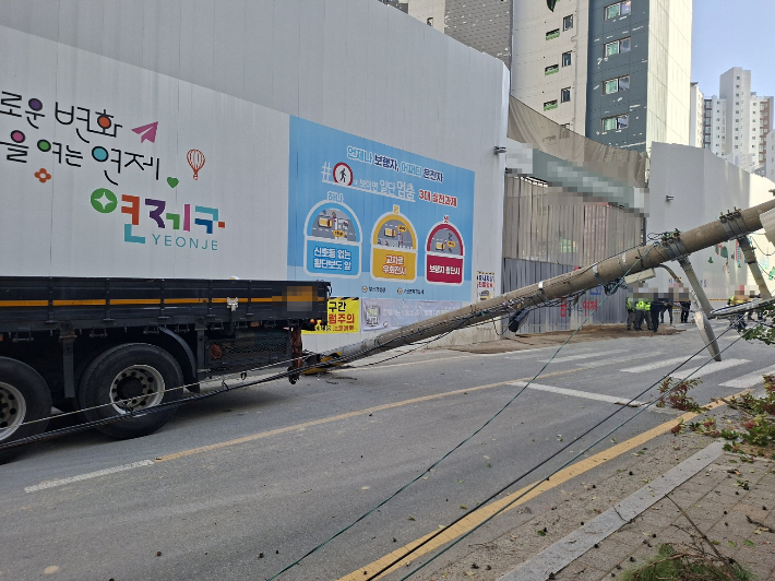 16일 부산 연제구 트럭 사고 현장. 부산경찰청 제공