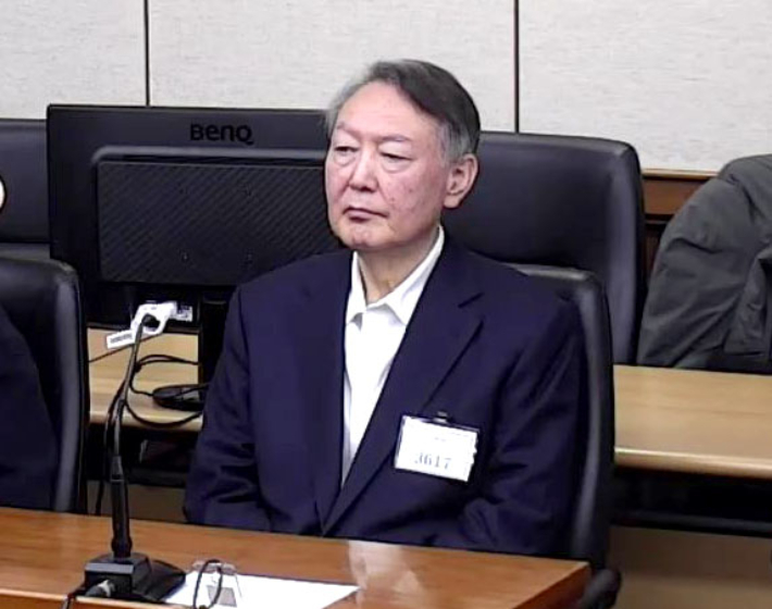 윤석열 전 대통령이 16일 서울 서초구 서울중앙지방법원에서 열린 특수공무집행방해, 범인도피교사, 직권남용 권리행사방해 혐의 등 사건에 대한 1심 선고 공판에 출석해 피고인석에 앉아 있다. 연합뉴스