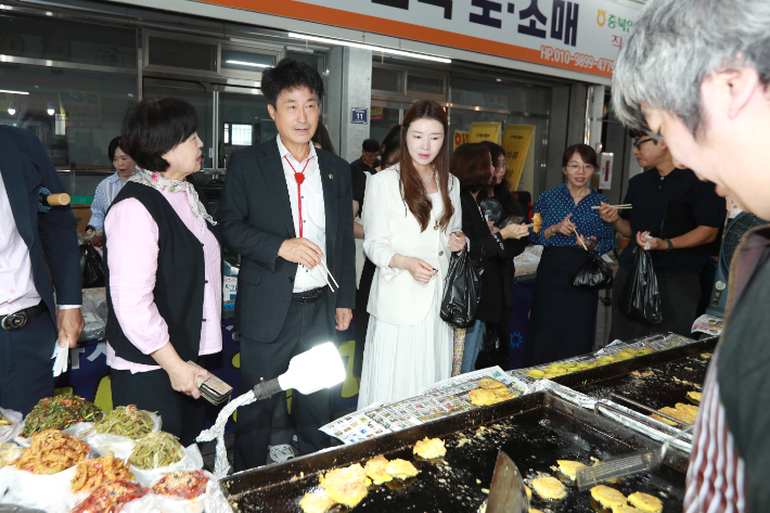 추석 명절맞이 장보기 행사. 충북도의회 제공