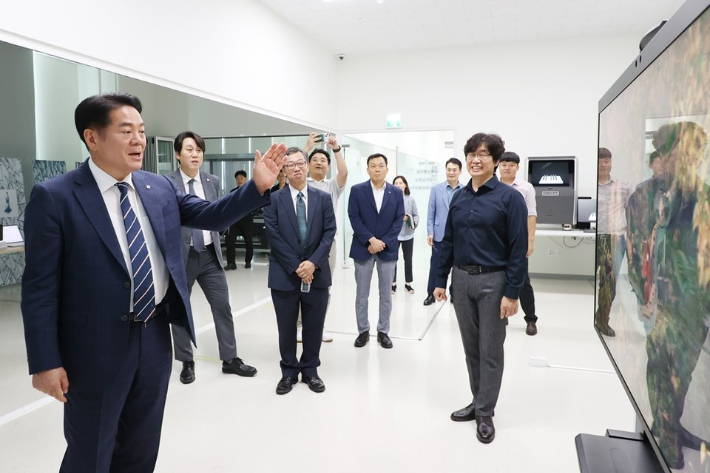 최대호 안양시장이 산업 현장을 방문한 모습. 안양시 제공