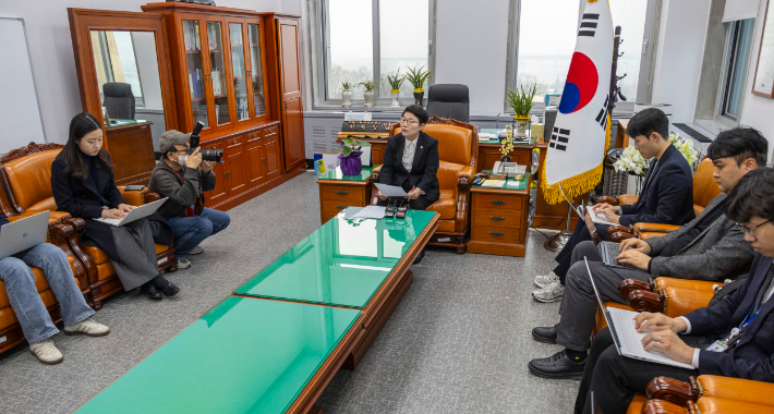 이혜훈 후보자 청문회 관련 입장 밝히는 임이자 재정경제기획위원장     (서울=연합뉴스) 황광모 기자 = 국회 재정경제기획위원장인 국민의힘 임이자 의원이 16일 국회 재경위원장실에서 이혜훈 기획예산처 후보자 청문회와 관련한 입장을 밝히고 있다.     임 위원장은 "이혜훈 후보자는 장관 후보자가 아닌 수사 대상"이라며 "이재명 대통령의 임명 철회"를 요구했다.     재정경제기획위에서 열릴 이혜훈 후보자의 인사청문회는 오는 19일 예정돼 있다. 2026.1.16       hkmpooh@yna.co.kr (끝)   <저작권자(c) 연합뉴스, 무단 전재-재배포, AI 학습 및 활용 금지> 연합뉴스