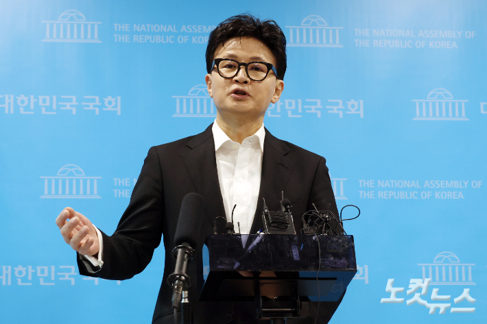 국민의힘 한동훈 전 대표가 14일 국회 소통관에서 당 윤리위원회가 본인을 제명 결정한 것과 관련 입장을 밝히고 취재진의 질문에 답변을 하고 있다. 윤창원 기자