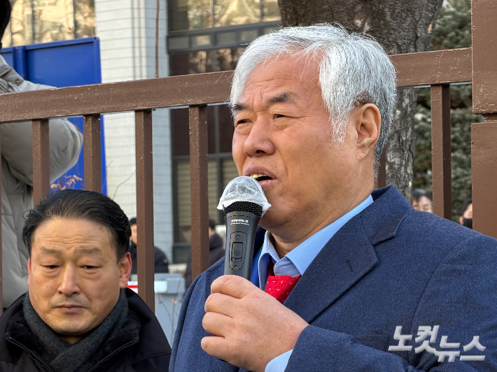 사랑제일교회 목사 전광훈 씨가 지난 13일 서울서부지방법원에서 열린 구속 전 피의자 심문(영장실질심사)에 출석하기에 앞서 법원 앞에서 기자회견을 열고 혐의를 전면 부인하고 있다. 이정우 기자