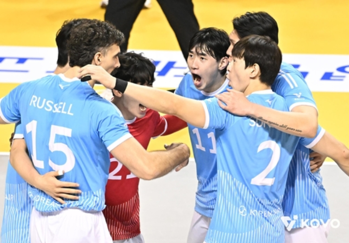 대한항공 선수들이 16일 KB손해보험과 원정에서 승리한 뒤 기뻐하고 있다. 한국배구연맹  