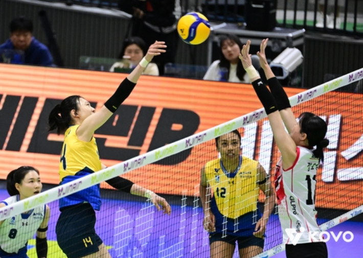 현대건설 양효진(왼쪽)이 정관장 정호영의 블로킹 속에 공격하는 모습. 한국배구연맹 